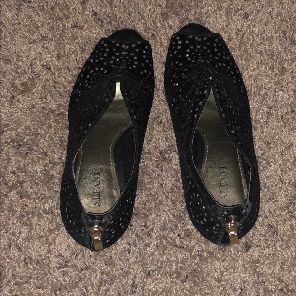 Heels - Picture 3 of 3